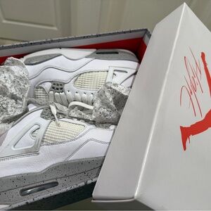 Preowned Authentic Jordan White/Silver Retro 4 Sneakers size11 (great condition)